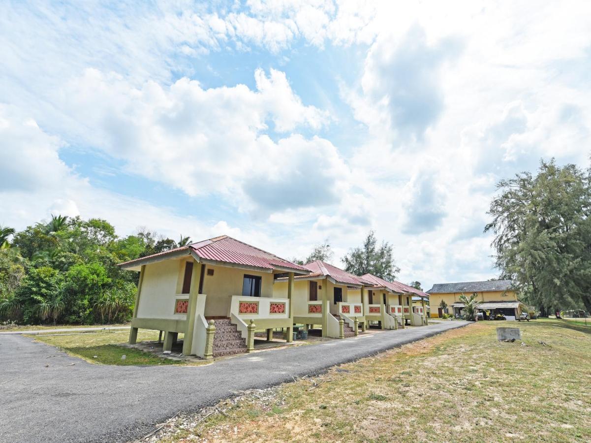 Oyo 90315 Chalet Pantai Rantau Panjang Kuala Rompin Esterno foto