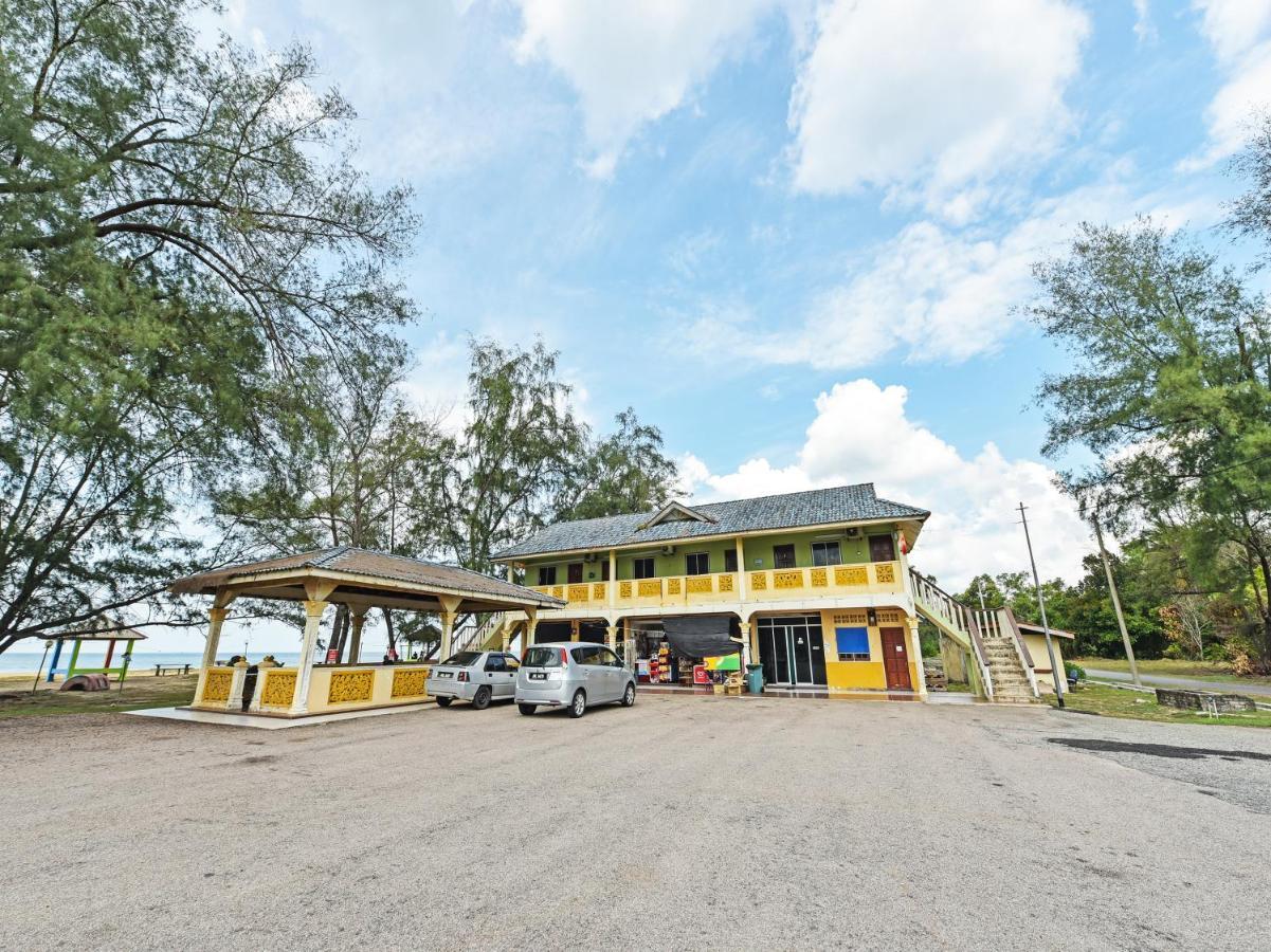Oyo 90315 Chalet Pantai Rantau Panjang Kuala Rompin Esterno foto