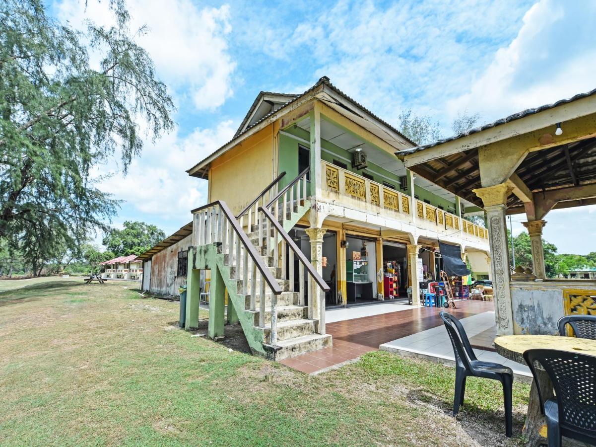 Oyo 90315 Chalet Pantai Rantau Panjang Kuala Rompin Esterno foto