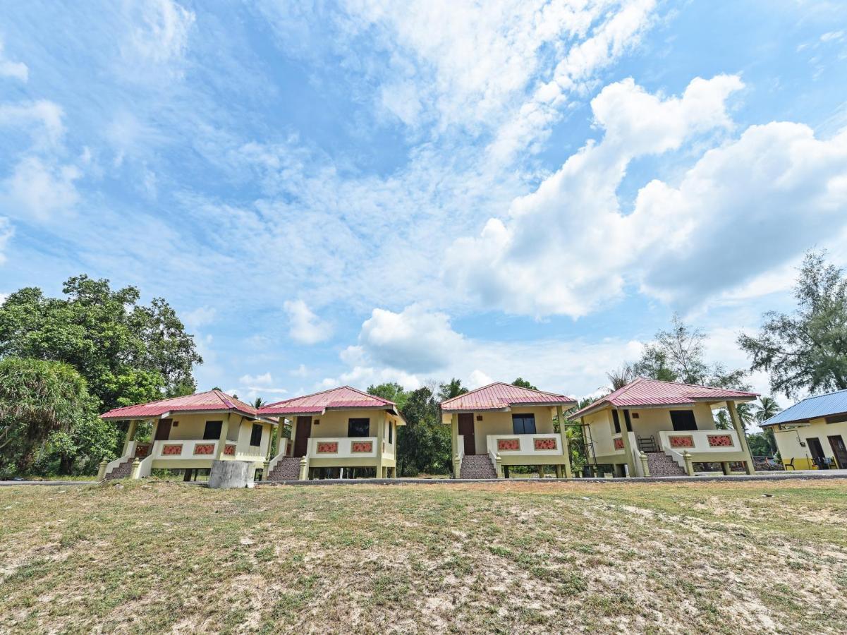 Oyo 90315 Chalet Pantai Rantau Panjang Kuala Rompin Esterno foto