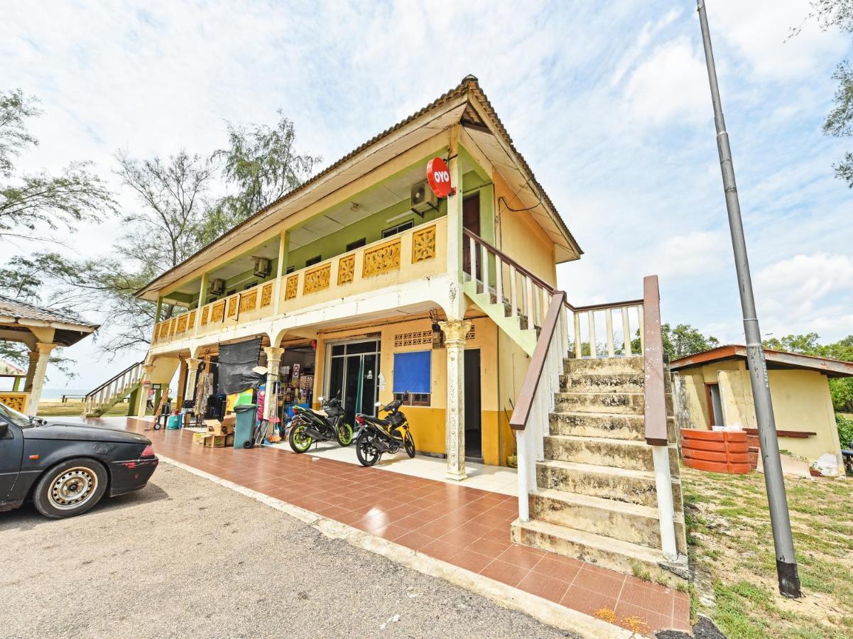 Oyo 90315 Chalet Pantai Rantau Panjang Kuala Rompin Esterno foto